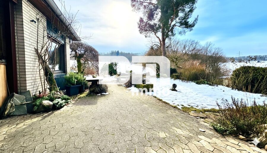 Großer altengerechter Bungalow mit großem Garten, 2 Terrassen, Garage und Einliegerbereich - Panoramablick Terrasse 1